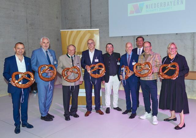 Johann Kraus (Rohde &amp; Schwarz), Ulrich Bartosch (Präsident Universität Passau), Josef Fill (Gründer Fill GmbH), WIFO-Direktor Gabriel Felbermayr, Rudi Fellner (Präsident Best Business Association), Bundesminister Martin Kocher, Ekkehard Redlhammer (Vorstand Best Business Association), Andreas Fill (CEO Fill GmbH) und Moderatorin Tanja Selmayr. | Foto: Fill/Robert Bleckenwegner