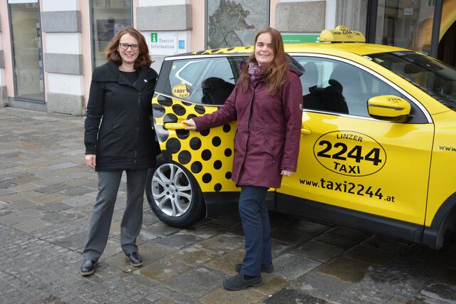 2016 führte das Linzer Taxi 2244 das "Lady Taxi" ein. Aufgrund der Corona-Pandemie und mangels weiblicher Fahrerinnen stellte das Unternehmen diesen Service vor einigen Monaten ein. Drei FPÖ-Gemeinderätinnen fordern jetzt Frauenstadträtin Eva Schobesberger (im Bild links) dazu auf, die Ausbildung weiblicher Fahrer zu fördern. | Foto: Foto: CC Taxicenter