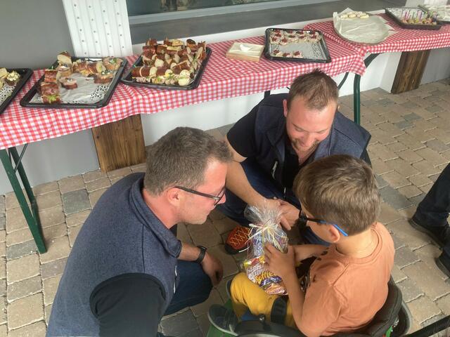 Mathias und Stefan überreichen TOMMI ein kleines Geschenki | Foto: Firma König