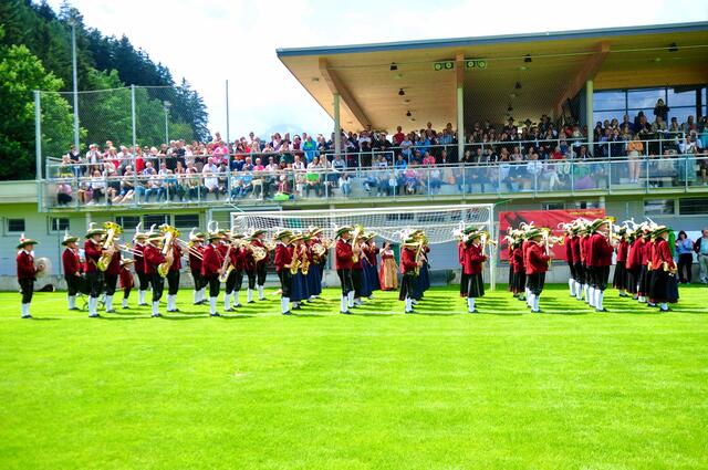 Tolle Erlebnis: Marschierwertung im Völser Stadion vor großer Kulisse. | Foto: Hassl