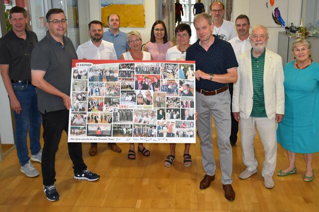 Andreas Blauensteiner MBA (KASTNER-Geschäftsführer), Prok. Elmar Ruth MSc (Bereichsleiter Nah&amp;Frisch), Alexander Wagner (Betriebsberater Nah&amp;Frisch), Walter Weitzenböck (Fachberater Nah&amp;Frisch), Monika Meszaros (Filialverantwortliche Nah&amp;Frisch Zwettl), Daniela Winkler (Nah&amp;Frisch Sekretariat), Berta Schiller (pensionierte Filialangestellte Nah&amp;Frisch Zwettl), Ambros Pabisch, Erwin Schierhuber (Abteilungsleiter IT), Mag. Herwig Gruber (KASTNER Geschäftsführer), KR Peter Kastner und Edeltraud Kastner (v.l.n.r.). | Foto: Kastner