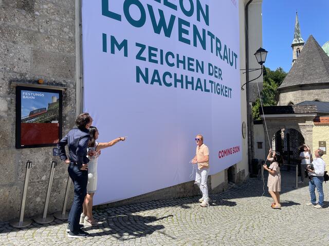 Der Vorhang wollte zuerst nicht so recht verschwinden. Leonhard Schitter, Daniela Kinz und Leon Löwenhart halfen bei der Enthüllung des Gemäldes "LOST HORIZON". | Foto: Anna-Katharina Wintersteller