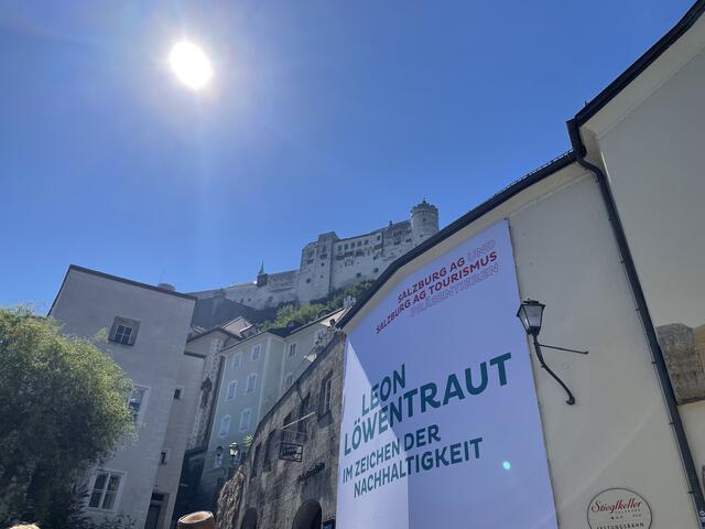 Am Gebäude der Festungsbahn Salzburg wurde ein Gemälde von Künstler Leon Löwentraut enthüllt.  | Foto: Anna-Katharina Wintersteller