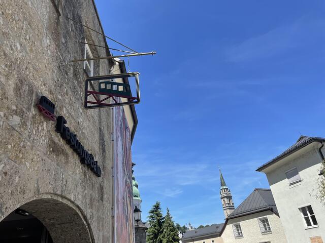 Salzburgs Innenstadt ziert ab jetzt ein Gemälde von Künstler Leon Löwentraut.  | Foto: Anna-Katharina Wintersteller