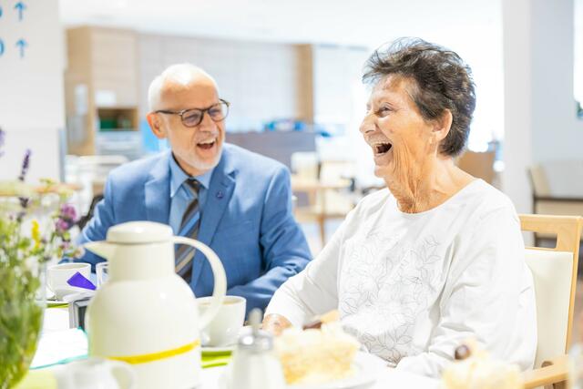 Gemeinderat Leopold Habres und Geburtstagskind Liselotte Kotulek genossen die ausgesprochen fröhliche kleine Feier samt Torte und Kaffee sichtlich. | Foto: 2022psb/c.kollerics