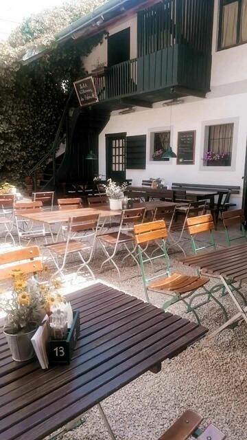 Der Gastgarten ist eine Oase zur Auszeit mitten in der Stadt. | Foto: Humer