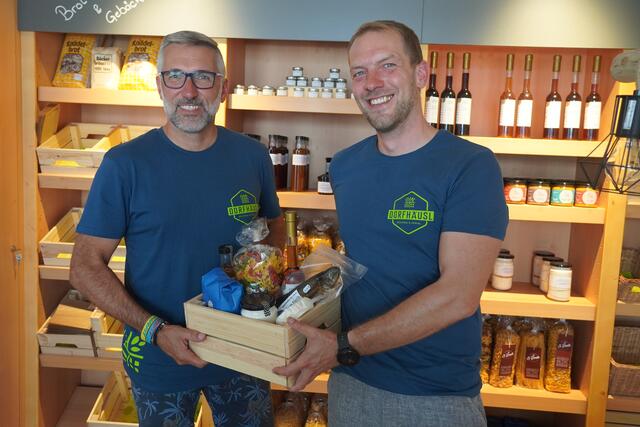 Die beiden Geschäftsführer vom Dorfhäusl in Fuschl am See, Wolfgang Kinz (links) und Klaus Bernkopf (rechts) mit einer kleinen Auswahl der vielen regionalen Spezialitäten. | Foto: Emanuel Hasenauer