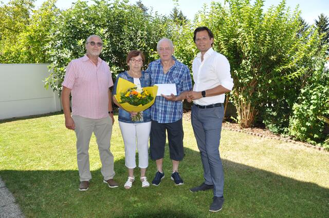 v.l.n.r. GR Michael Vogler, Veronika und Erwin Hutterer, Bürgermeister Bernhard Heinl | Foto: Marktgemeinde Michelhausen