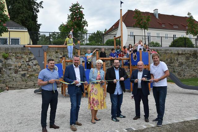 Mit der Eröffnung des neu gestalteten Ybbser Spielplatzes hat man schon ein Stück mehr zur Familienfreundlichkeit beigetragen.
 | Foto: Claudia Sainitzer