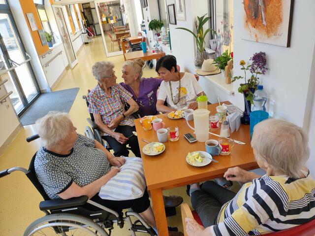 Saki mit Maria und Margot, Bewohnerinnen bei der gesunden Nachspeise