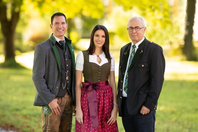 Der scheidende Obmann Karl Petinger (r.) mit dem neuen Führungs-Duo Peter Mirnig und Petra Neuherz | Foto: Kump Photography