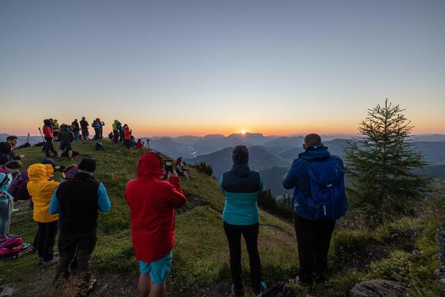 Ein verdienter Anblick - die Gruppe genoss den Sonnenaufgang vom Gratlspitz aus.