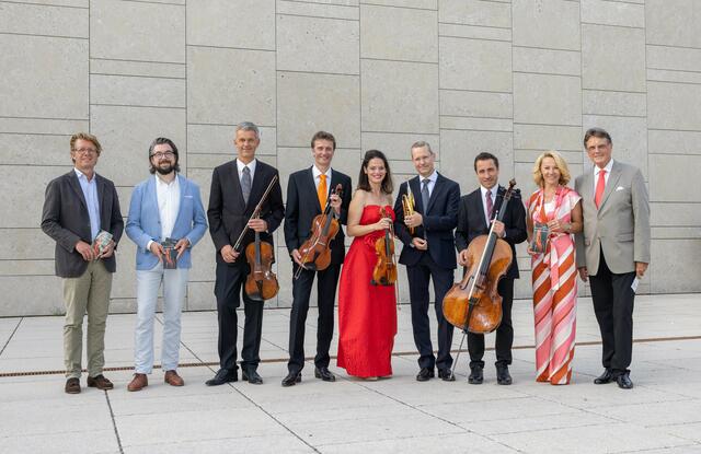 Martin Winner (Vorstand Zeller Kulturverein), Georg Daxer (Zell am See-Kaprun), Kreisler Trio und Quintett, Mag. Renate Ecker (Tourismusdirektorin Zell am See-Kaprun), Herbert Schöner (Obmann Zeller Kulturverein).
 | Foto: Zell am See-Kaprun