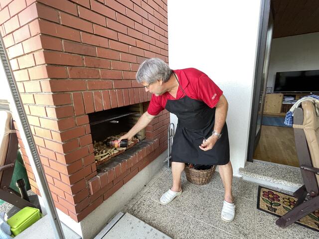 Alfred Kindler heizt ein und startet den Grillspaß mit den Maisspindeln.  | Foto: RegionalMedien