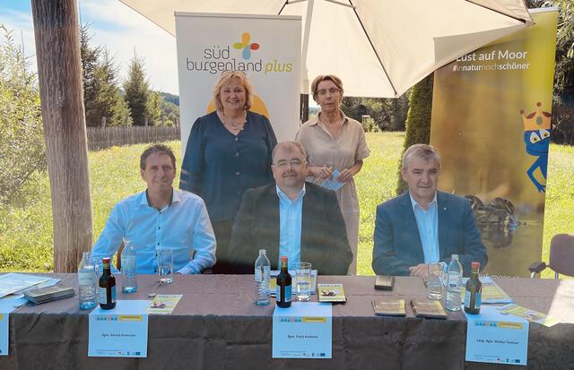 Zogen Bilanz über die Crowdfunding-Aktion (von links): Gernot Kremsner ("Rund ums Moor") Franz Kazinota und Walter Temmel ("Südburgenland plus"), Helga Galosch ("Rund ums Moor"), Margit Nöhrer ("Südburgenland plus"). | Foto: Drexler