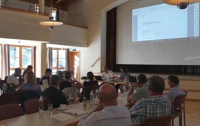 Zum insgesamt 19. und letzten Mal leitete LHStvin Felipe die Kuratoriumssitzung im Gemeindesaal von Dölsach.  | Foto: © Babic