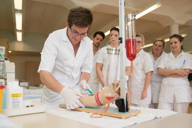 Viele fordern eine Attraktivierung der Pflegeausbildung. Ein paar Schritte hat das Land Steiermark bereits in die richtige Richtung gemacht. | Foto: steiermark.at