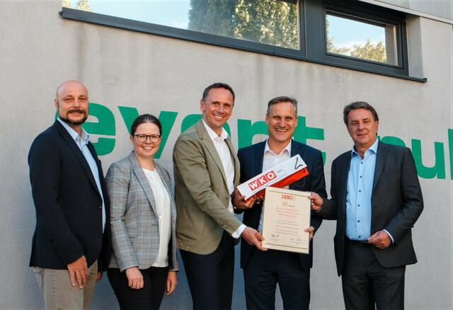 Wirtschaftskammer-Bezirksobmann Ing. Martin Fürndraht, Bezirksstellenleiterin Andrea Lautermüller, Landesrat Jochen Danninger,Putz &amp; Stingl-Geschäftsführer Gert Zaunbauer, Wirtschaftskammer-Nö Präsident Wolfgang Ecker (v.l.)