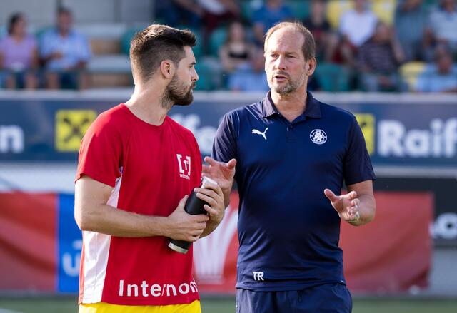 UVB-Vöcklamarkt-Trainer Jürgen Brandstätter (r.) mit Stürmer Benjamin Taferner, der in der abgelaufenen Saison neun Tore erzielte. | Foto: Alois Huemer