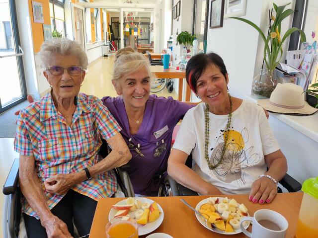 Bewohnerinnen Frau Maria und Frau Margot mit Bereichsleiterin Sakiba Kahriman