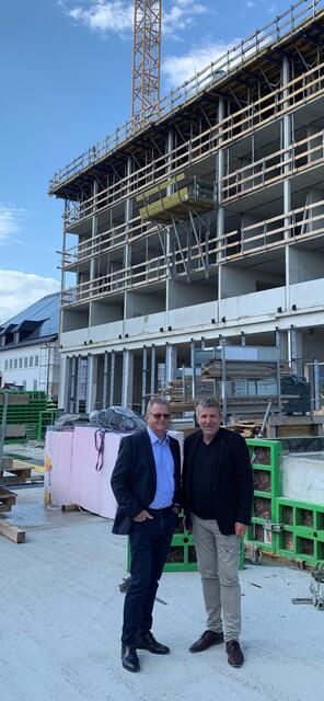 Die Bauherren Wolfgang Hochreiter (li.) und Dietmar Hehenberger (re.) sind bereits auf der Suche nach Mitarbeitern für das neue Hotel Freigold. | Foto: Hotel Freigold