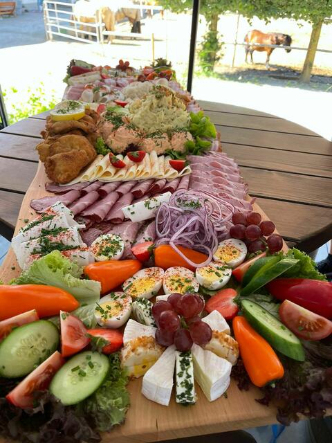 Riesen-Brettljausen mit Fleisch, Speck, Wurst und Gemüse aus der Region gibt's in der Reiter Schenke in St. Martin im Innkreis | Foto: Reiterer