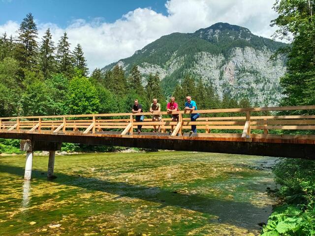 Rechtzeitig vor der Sommersaison wurden zwei Brücken entlang wichtiger Rad- und Wanderwege in Obertraun saniert. | Foto: Peter Perstl
