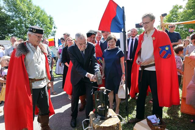 Bundespräsident Alexander van der Bellen und die Freien Ritter zue Waxenberg. | Foto: eventfoto.at