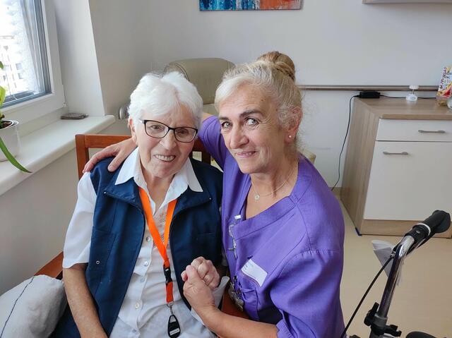 Saki liebevoll mit Bewohnerin Frau Johanna