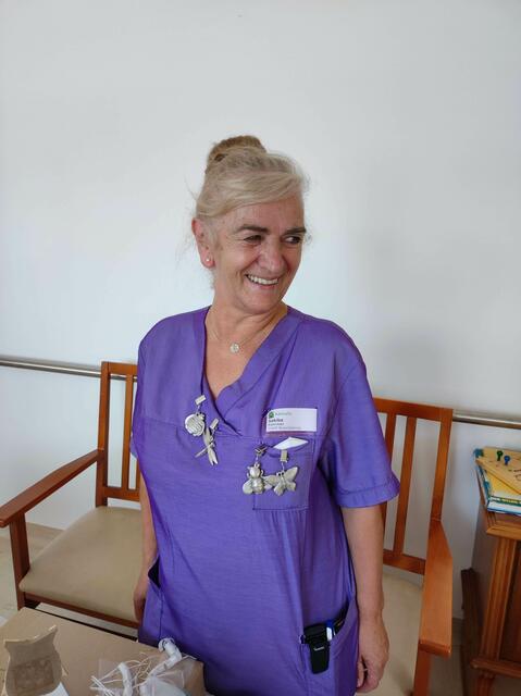 Saki bekommt von ihrem Team "mehrere Orden verliehen" und ist glücklich