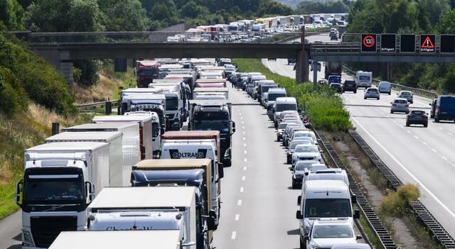 Der Sommerreiseverkehr sorgt teilweise für 20 Kilometer lange Staus. | Foto: Julian Stratenschulte / dpa / picturedesk.com