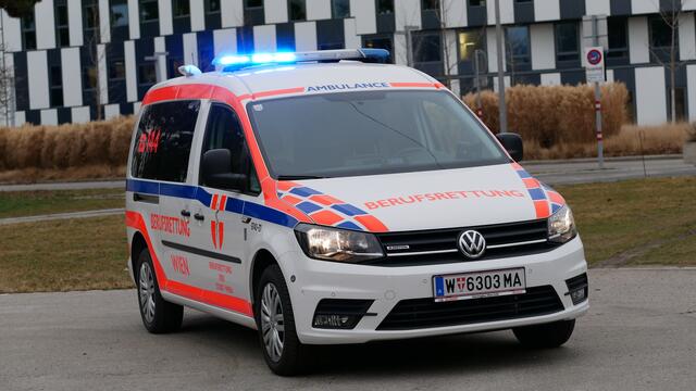 Eine 70-jährige Frau wurde am Dienstag in Floridsdorf von einem Lkw erfasst und lebensgefährlich verletzt. Sie verstarb im Spital. | Foto: Berufsrettung Wien