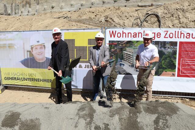 Spatenstich für leistbares Wohnen in Kappl mit NHT-Geschäftsführer Hannes Gschwentner, Bürgermeister Helmut Ladner und Architekt Wolfgang Kritzinger (v.re.). | Foto: Othmar Kolp