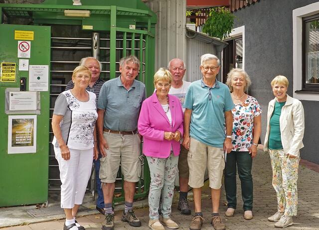 Die Lehrerin der ehemaligen Volksschule Kobernaußen besuchte die Fotoausstellung ihres Schülers Alois Litzlbauer und traf nach 60 Jahren einige ihrer Schülerinnen und Schüler von damals. | Foto: privat