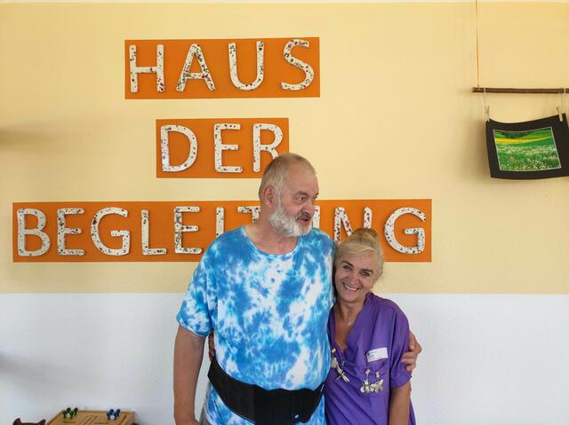 Saki mit Bewohner Karl May