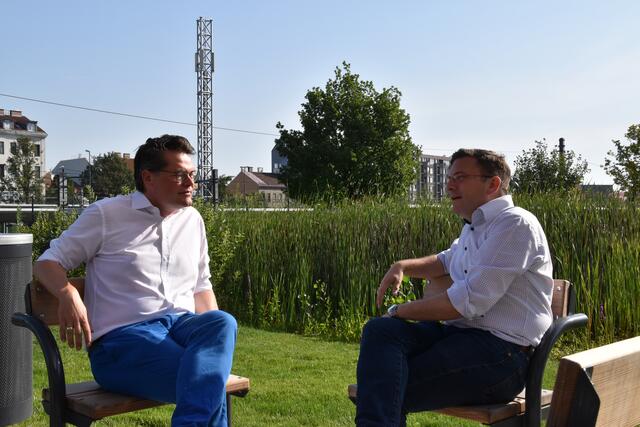 Ein Gespräch zwischen Politikern vor dem neu gestalteten Biotop.