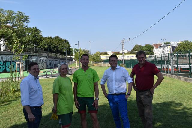 Bezirksvorsteher Wilfried Zankl, die Gärtner Radka Ovelkova und Yanik Beran mit Klimastadtrat Jürgen Czernohorszky und Stadtgartendirektor Rainer Weisgram (vl).
