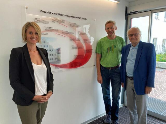 Katharina Rumpf, Andreas Schreieck und Richard Lipp vor der neuen Geschichts-Tafel im Foyer der BH Reutte. | Foto: BH Reutte