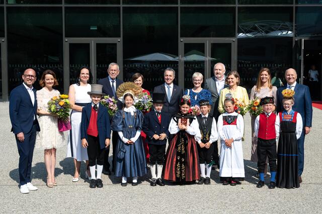 Ehrengäste vor dem Festspielhaus von Kindertrachtenpaaren begrüßt
Traditionelle Aufnahme mit Kindertrachtenpaaren vor dem Festspielhaus
 | Foto: Land Vorarlberg/A. Serra
