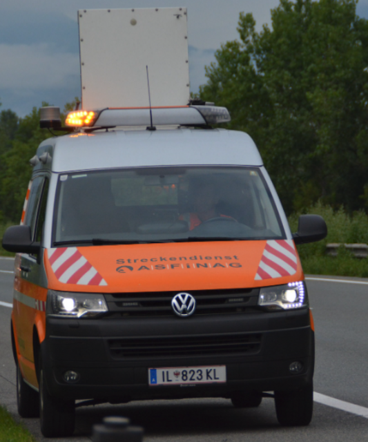 Das händische Wegräumen von Müll verursacht der ASFINAG Mehrarbeit und Kosten. | Foto: Georg Larcher