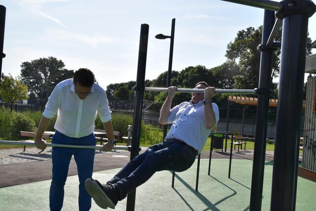 Die beiden Politiker ließen es sich nicht nehmen, die neue Sportanlage persönlich einzuweihen.