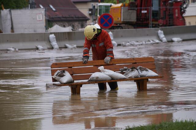 2002 sowie 2022 wurde das Stadtzentrum von Saalfelden komplett überflutet. Die Stadtgemeinde musste daraufhin rasch handeln und ließ Schutzbauten errichten – sie ging für ihre Bürgerinnen/Bürger in Vorleistung. | Foto: Klaus Moser