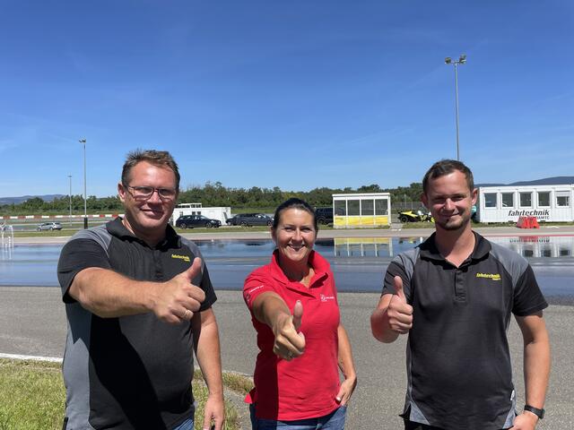 Daumen hoch nach dem Training: ÖAMTC-Fahrtechnik Zentrumsleiter Roland Frisch, Karin Zeiler, BezirksBlätter und Matthias Kaiser (ÖAMTC)