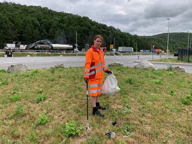 Der Müll wird händisch von Mitarbeitern eingesammelt. | Foto: ASFINAG