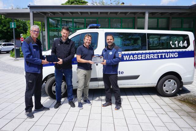 Die Vertreter des TVB Reutte (Bildmitte) übergaben die Tablets an die Vertreter der Wasserrettung Reutte. | Foto: TVB Reutte