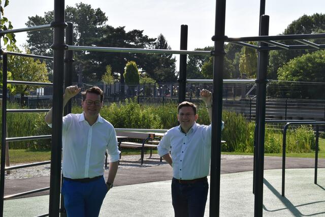 Klimastadtrat Jürgen Czernohorszky (l) und Bezirksvorsteher Wilfried Zankl bei der Calisthenics-Anlage am Schedifkaplatz.