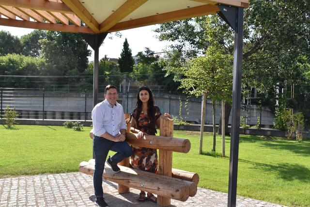 Jugendbeauftragte Eiman Mahmoud und Bezirksvorsteher Wilfried Zankl beim überdachten Bereich des Schedifkaplatzes.