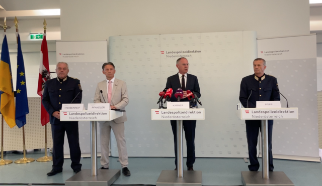 Bernhard TREIBENREIF, Direktor der Direktion für Spezialeinheiten (Einsatzkommando Cobra), Brigadier Stefan PFANDLER, Leiter des Landeskriminalamtes Niederösterreich, Innenminister Gerhard KARNER, Franz POPP, Landespolizeidirektor für Niederösterreich, | Foto: Karin Zeiler