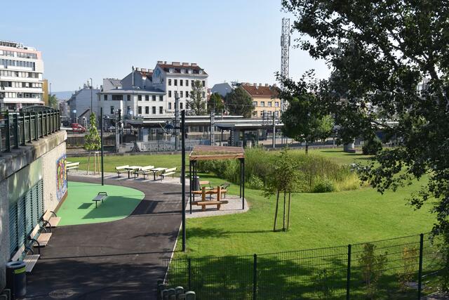 Der Blick vom Bahnhof Meidling auf die neue Jugendzone Schedifkaplatz.