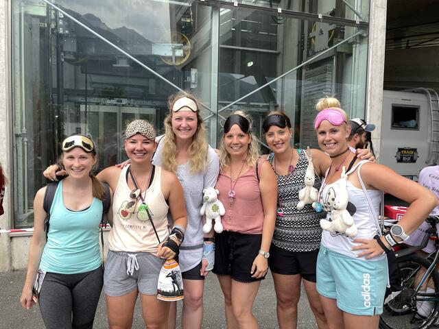Petra, Sandra, Katharina, Tanja, Simone und Steffi haben vorsichtshalber schon ihre Schlafmasken auf der Stirn. | Foto: Michael Steger